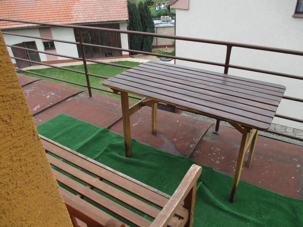 Rd Cerncin Bucovice Apartman Kültér fotó